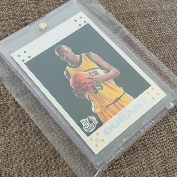 Kevin Durant ‘07 Topps Rookie Card - Picture 2 of 11